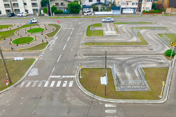 教習車を支える