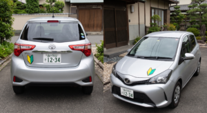 初心者マークを車の前後に正しく貼り付ける位置を示す写真