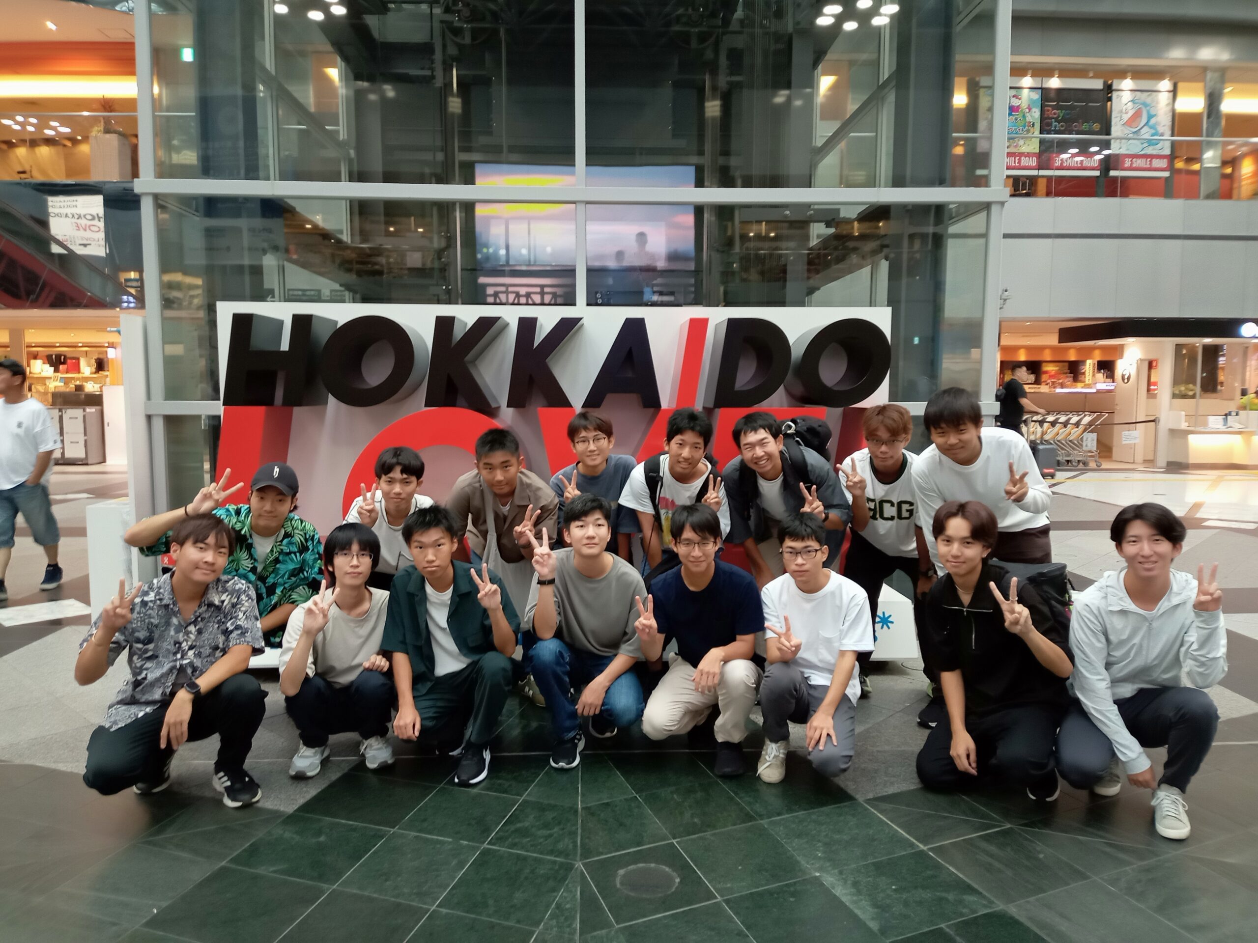 合宿卒業生たちが新千歳空港で集合写真