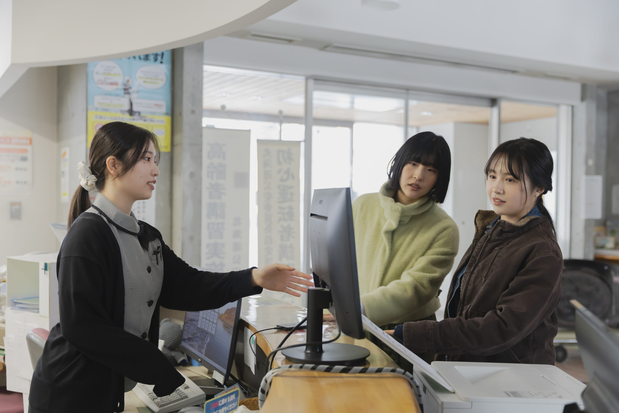 小樽自動車学校 受付スタッフが丁寧に手続きをサポートしている様子