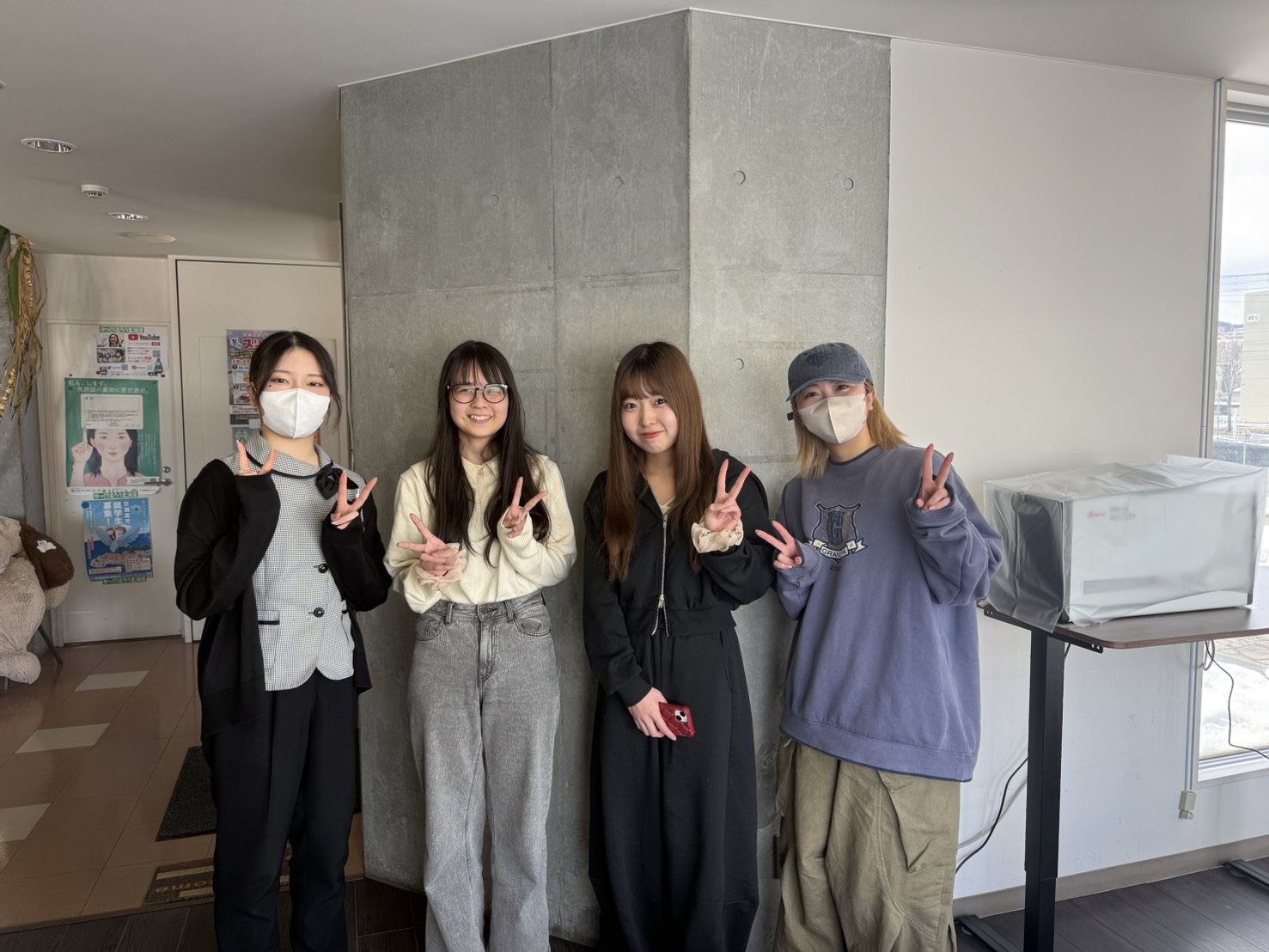 小樽自動車学校 ロビーで仲良く記念撮影する合宿生4名