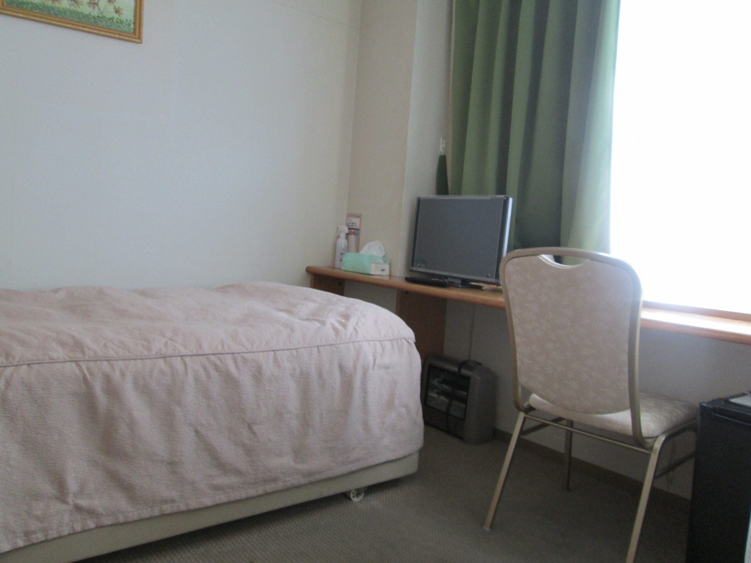 清潔感のある一人部屋。女子一人参加でも安心の宿泊環境
