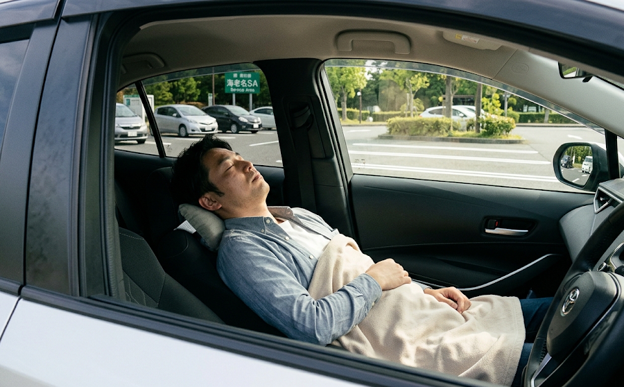 車内で仮眠を取る人